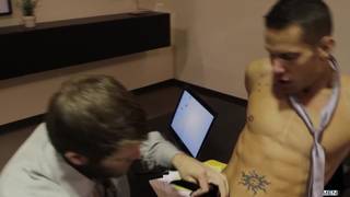 Reunirse en la oficina para un poco de sexo anal hardcore