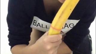 LiraShel se masturba con un plátano grande