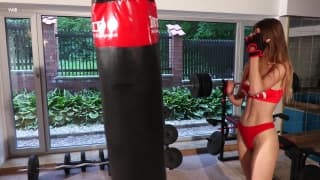 Chica de culo caliente entrenando en el gym y luego masturbándose