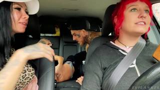 Actores porno follando durante un viaje por carretera Actores porno follando durante un viaje por carretera