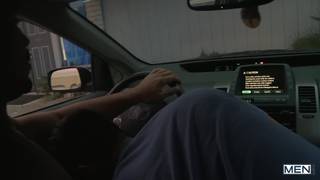 Moreno le mama el pito mientras maneja