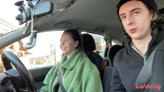 Pareja va de compras pero no ven la hora de llegar a casa para follar