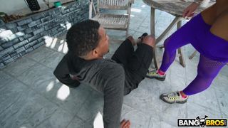 Esta rubia tetona es perseguida por un negro que se la va a follar