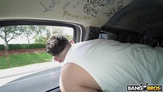 Milu Blaze acepta entrar al autobús del placer para jugar al sexo