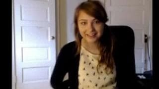 Linda jovencita nos muestra su coño peludo Linda jovencita nos muestra su coño peludo