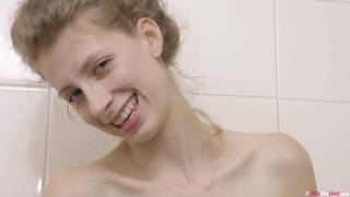 En la ducha vemos a Alice orinando para ahorrar agua