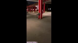 Chica traviesa en una noche de locura con un descarado que se la goza Chica traviesa en una noche de locura con un descarado que se la goza