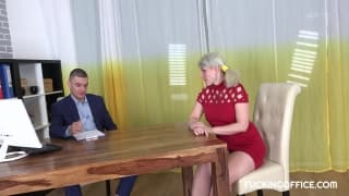 Tetona madura follada en el escritorio