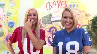 Una polla dura en el culo de dos porristas rubias de la universidad