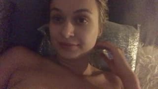 Chupar la polla es lo que más le gusta hacer a esta rubia linda Chupar la polla es lo que más le gusta hacer a esta rubia linda