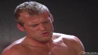 Tres chicos traviesos en una fiesta sexual