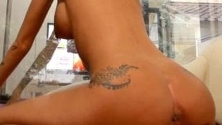 Como esta morena quiere penetrarse la concha lo hace sin pensarlo