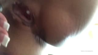 Ella insiste en sentarse en la pija parada de su vecino para disfrutar