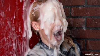 Bukkake masivo usando un juguete sexual que sale por el gloryhole