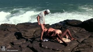 Una rubia muy guarra es follada por dos hombres en la palla Una rubia muy guarra es follada por dos hombres en la palla