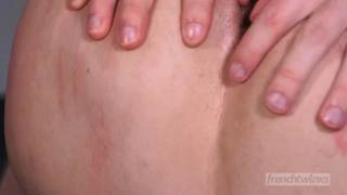 Los twinks han decidido follarse en una rica posición en el gimnasio