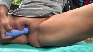 Amatrice se masturba en la orilla del río