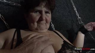 Vieja traviesa calentando para un juego BDSM