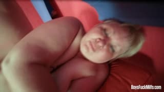 Joven se folla a una BBW rubia por su enorme culo caliente