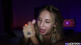 Rubia le hace una mamada loca a este tío en la oscuridad Rubia le hace una mamada loca a este tío en la oscuridad