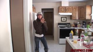 Después de haber estado en el jacuzzi se meten en la cama desnudos