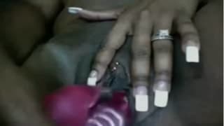 La negra usa un estimulador de clítoris