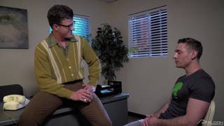 JJ Knight hace que Fane Roberts se ponga caliente con su cuerpo