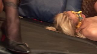 Dos hermosas amateurs tienen una orgía en un club