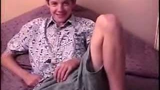 Joven cachondo se masturba solo en la cama