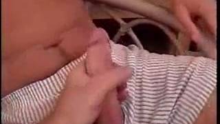 Acariciándose la polla delante de la cámara para ti