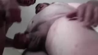 Un gay excitado se deja acariciar el cuerpo por un asiático Un gay excitado se deja acariciar el cuerpo por un asiático