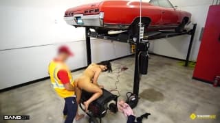 Becky va a hacer un trato en especie con el mecánico