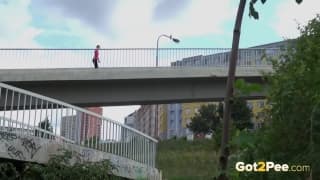 Chorros de orina de chicas lindas meando en la vía pública Chorros de orina de chicas lindas meando en la vía pública