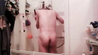 Exhibicionista amateur duchándose desnudo y exictado Exhibicionista amateur duchándose desnudo y exictado