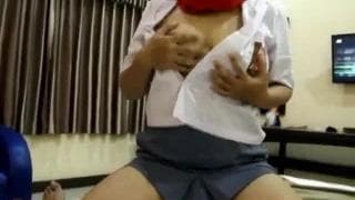 Estudiante árabe se tapa la cara para follar