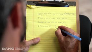 El gordo observa como el terapeuta sexual se folla a su mujer