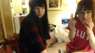 Dos amigas trans que disfrutan excitándose juntas Dos amigas trans que disfrutan excitándose juntas