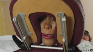 Pierce masajeando el cuerpo de la sensual Johanna B