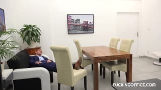 Licky Lex una milf tetona se folla a su jefe en la oficina