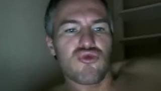 Sexy papá es masturbándose a cum en sí mismo Sexy papá es masturbándose a cum en sí mismo