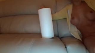 Esta transexual de gran polla disfruta en el sofá