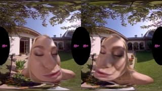 Una rubia joven y sexy se lo folla en realidad virtual Una rubia joven y sexy se lo folla en realidad virtual