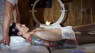 Una inglesa es masajeada de manera erótica con aceite en el coño