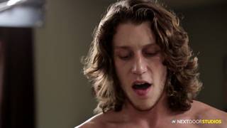 Markie More escupe en su mano para lubricar su culo para una sodomía.