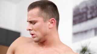 Boris disfruta follando con Ennio Guardi en el suelo