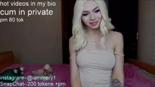 Sexy rubia Tgirl está mostrando sus grandes tetas y polla