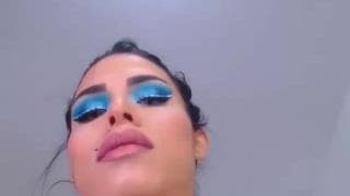 La sexy trans Emmily con pinzas en los pezones La sexy trans Emmily con pinzas en los pezones