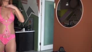 Scarlett Mae en una escena hardcore de las buenas