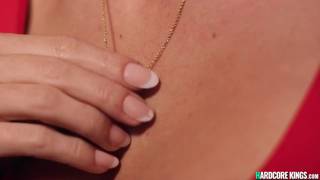 Una lesbiana intrusa lame el coño de la viuda en su cama