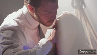 La musa Adriana Chechik suspendida para que la follen